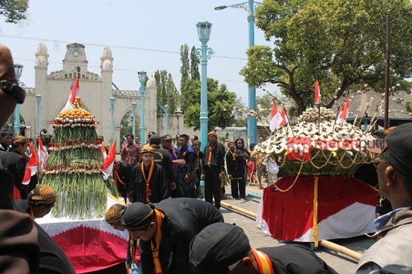 Ini Dia Prosesi Keluarnya Sepasang Gunungan Milik Keraton Solo