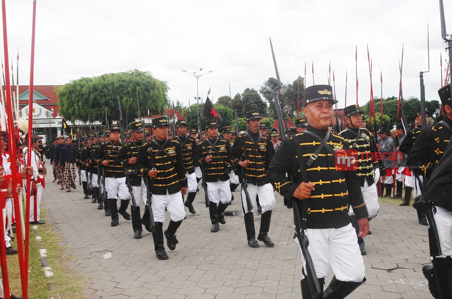 Warga Rebutan Peluru Senpi dalam Gerebeg Besar Yogyakarta