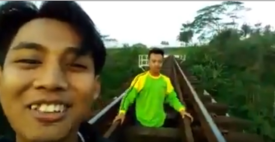 Aksi Gila 2 Pemuda Menantang Maut di Rel Kereta, Ini yang Terjadi!