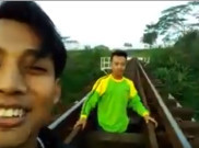 Aksi Gila 2 Pemuda Menantang Maut di Rel Kereta, Ini yang Terjadi!