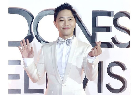 Datang ke Indonesia Jin Goo Dapat Penghargaan dari Bos MNC Group