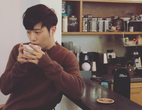 Kedinginan di Jakarta, Jin Goo Unggah Foto Menggemaskan