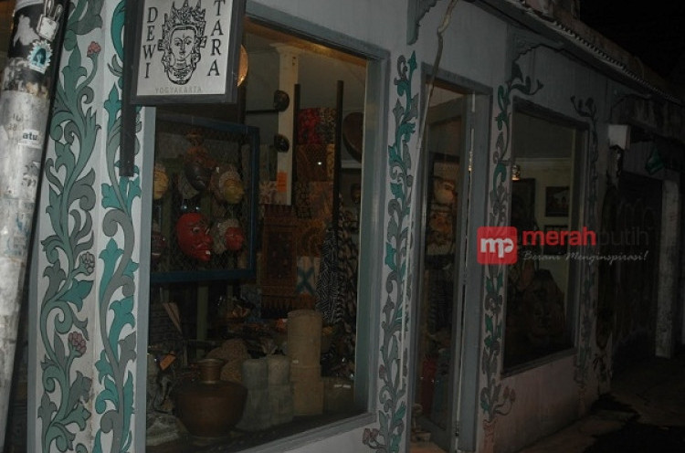 Galeri Dewi Tara, Tak Sekadar Menjual Barang Antik