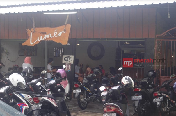 Timur dan Barat Bertemu di Cafe Lumer 