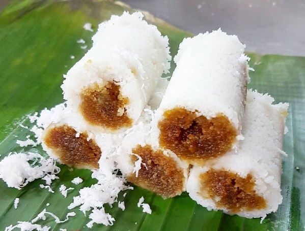 Kue Putu Enak Disantap Panas-panas