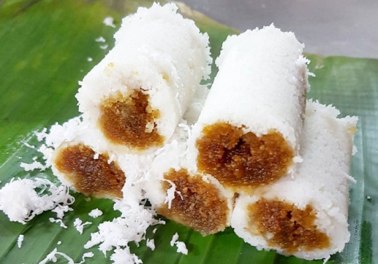 Kue Putu Enak Disantap Panas-panas