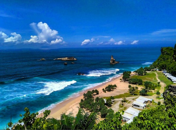 Pesona Keindahan Alami Pantai Buyutan Pacitan