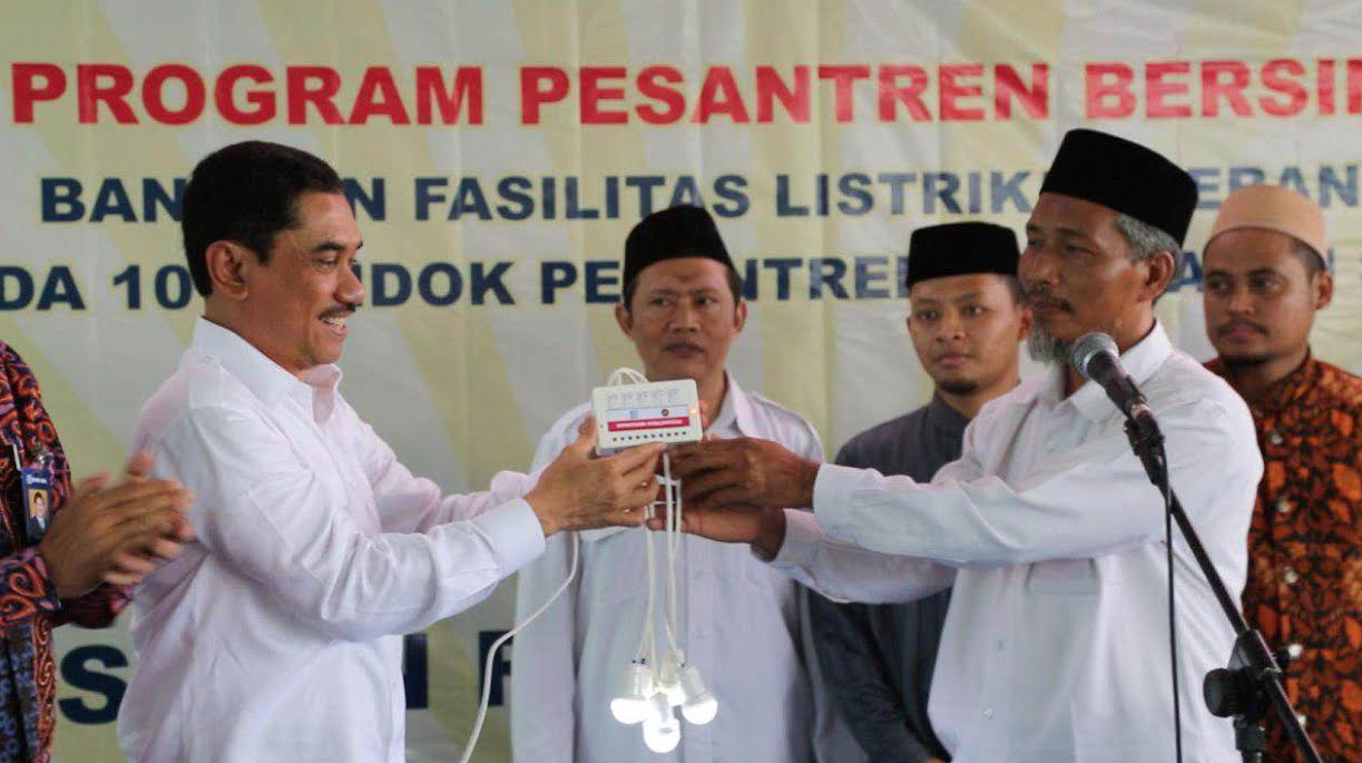 Kepala BNPT Bagikan 1.000 Lampu LED ke Pesantren Ulul Albab