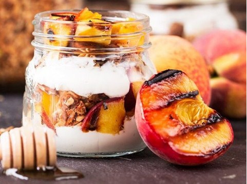 Atasi Masalah Mata Panda dengan Yoghurt dan Madu