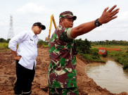 TNI dan Pemkab Tangerang Keruk Anak Sungai Cimanceuri