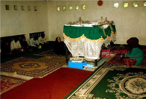 Malam Jumat Para Peziarah Penuhi Makam Syekh Mubarok