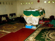Malam Jumat Para Peziarah Penuhi Makam Syekh Mubarok