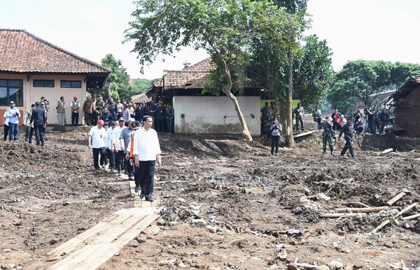 Jokowi Minta Perbaikan Infrastruktur Rusak di Pacitan Selesai Akhir Desember