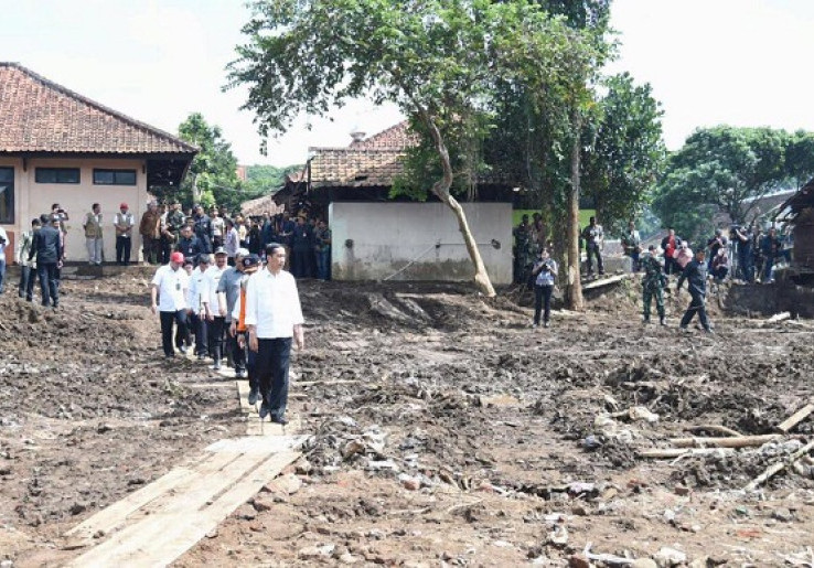 Jokowi Minta Perbaikan Infrastruktur Rusak di Pacitan Selesai Akhir Desember