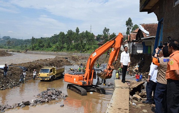 Presiden Jokowi Tinjau Terdampak Banjir Garut