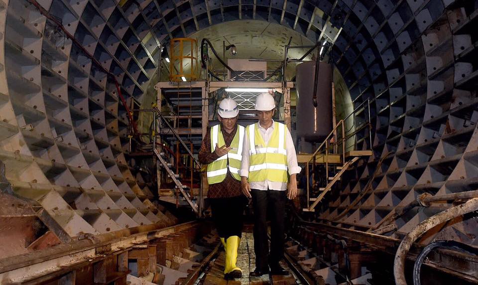 Jokowi Tinjau Proyek Pembangunan LRT