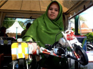 Binaan Baznas Sulap Kaleng Bekas Jadi Miniatur Vespa