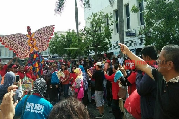 Peringati Hari Batik, Warga Solo ‘Membatik Langit’