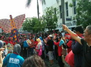 Peringati Hari Batik, Warga Solo ‘Membatik Langit’