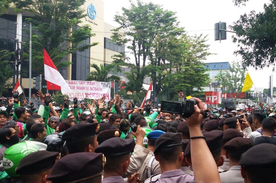 Pasukan Huru-Hara Polda Selfie Bareng Pendemo Go-Jek