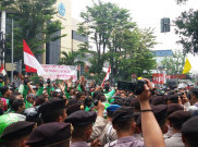 Pasukan Huru-Hara Polda Selfie Bareng Pendemo Go-Jek