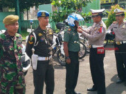 Sambut HUT TNI Ke-71, Polisi Bagi-Bagi Helm untuk Anggota TNI