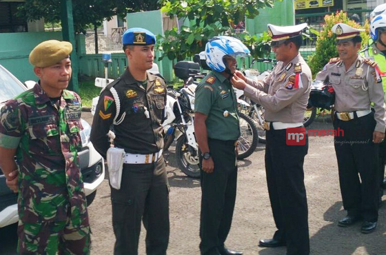 Sambut HUT TNI Ke-71, Polisi Bagi-Bagi Helm untuk Anggota TNI