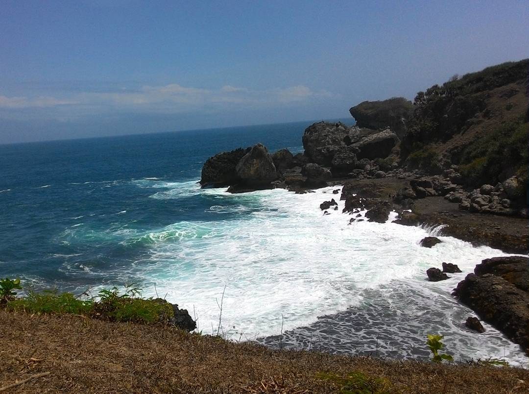 Keindahan Alami Pantai Ngusalan Gunungkidul yang Belum Terjamah