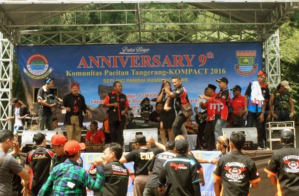 Warga Pacitan Promosikan Pantai Klayar kepada Warga Tangerang