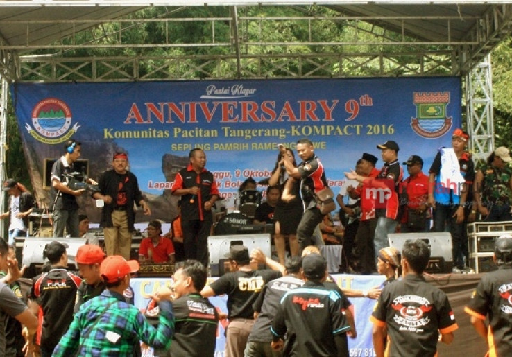 Warga Pacitan Promosikan Pantai Klayar kepada Warga Tangerang