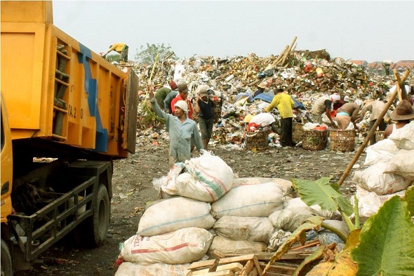 Menyulap Sampah Kertas Menjadi Karya Seni Bernilai Tinggi