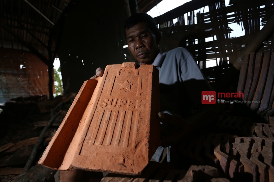 Pengrajin Genteng Tradisional Lebak Ciung Bogor