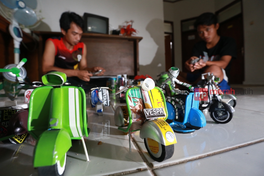 Miniatur Vespa dari Sampah Kaleng Minuman