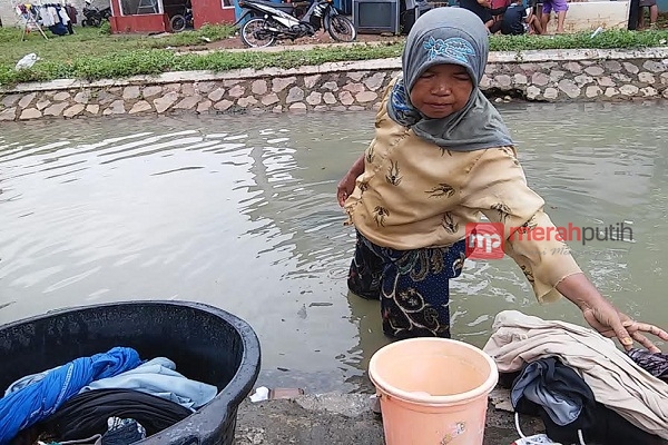 Masih Banyak Warga Tangerang Manfaatkan Kali Sebagai MCK