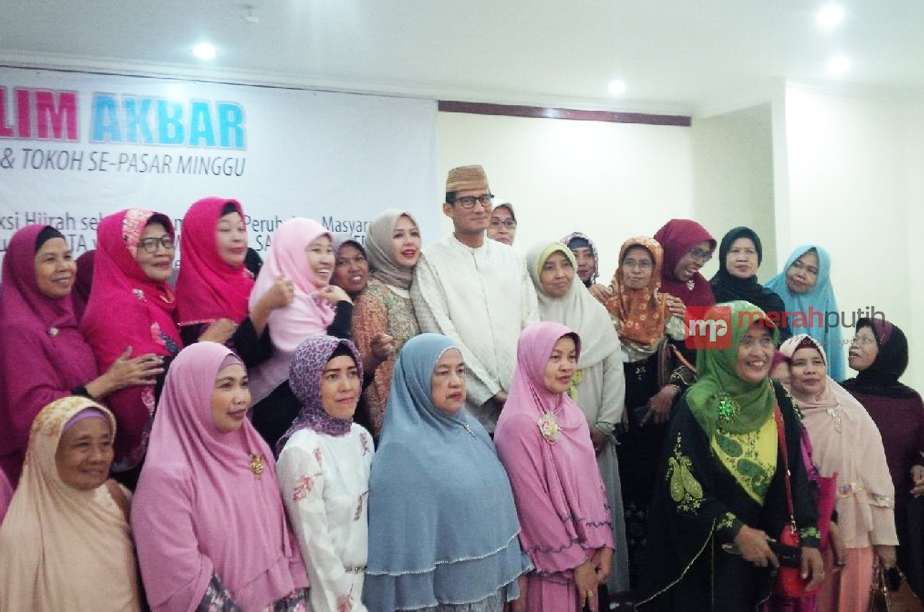 Sambangi Pasar Minggu, Ibu Pengajian Minta Sandiaga Beri Penghargaan Penghafal Quran