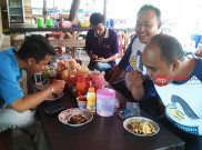 Berburu Nasi Jagal di Bibir Kali Pintu Empat Kota Tangerang
