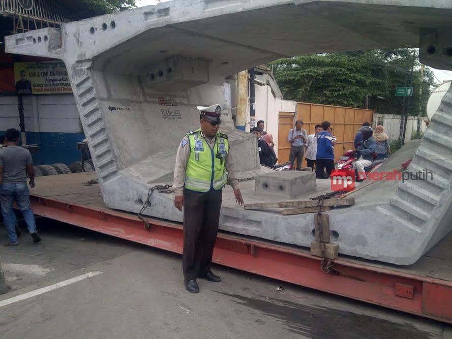 Konstruksi Beton Muatan Truk Lepas, Jalan Arteri Jakarta-Serang Macet