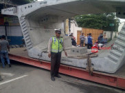 Konstruksi Beton Muatan Truk Lepas, Jalan Arteri Jakarta-Serang Macet