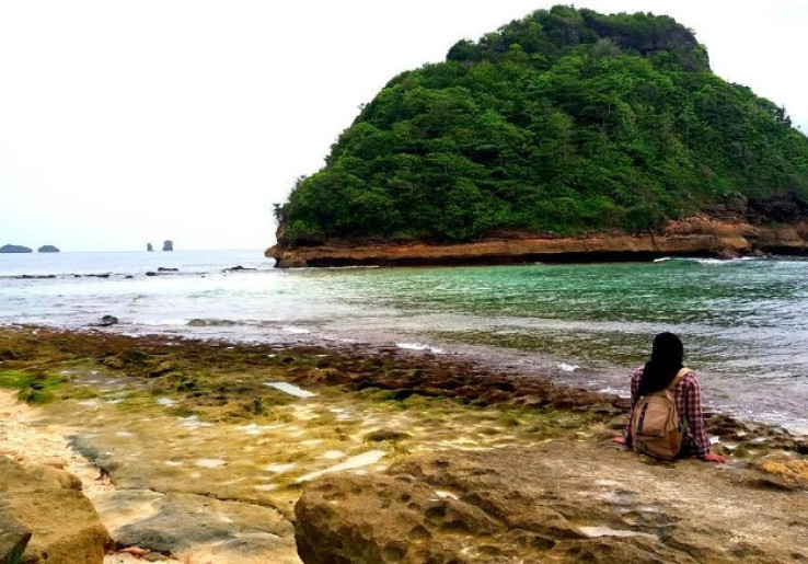 Pesona Keindahan Mistis Pantai Goa China Malang