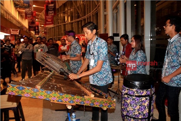 Angklung Kenconowungu Cilacap Gebrak Pengunjung PRI 2016