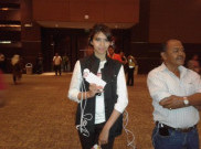 Wanita Cantik Penyedia Charger Gratis di JIExpo Kemayoran