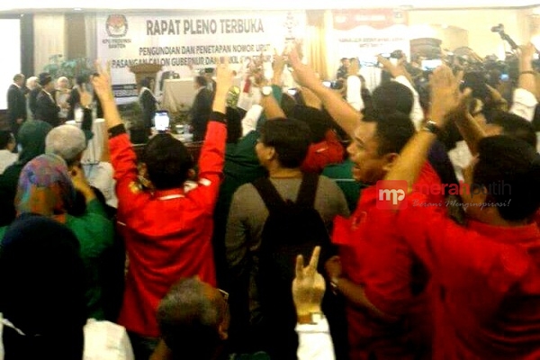 Rano Karno -Embay Dapat Nomor Urut 2, Relawan Pekikan Salam Dua Jari