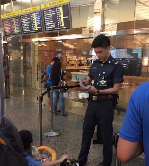 Senyum Lee Minwei Membuat Pelancong Betah di Changi