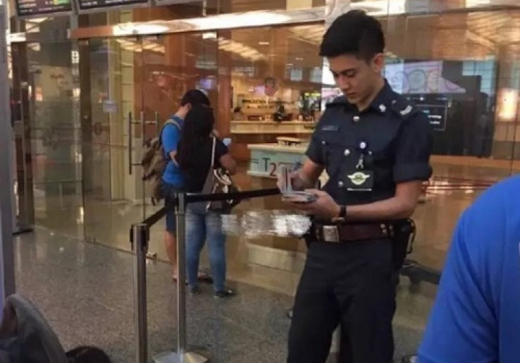Senyum Lee Minwei Membuat Pelancong Betah di Changi