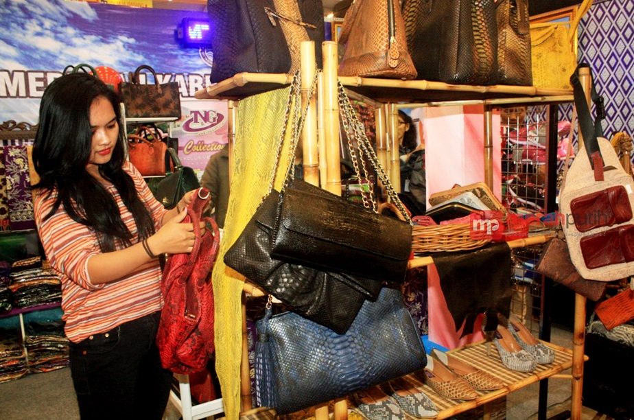 Perajin Tas dan Sepatu Kulit Buaya Butuh Promosi