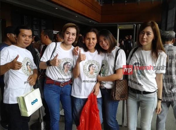 Kompak, Simpatisan Mirna Kenakan Seragam Serba Putih