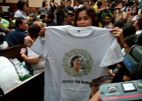 Kaos, Poster, Sampai Pin Bertebaran di Sidang Vonis Jessica