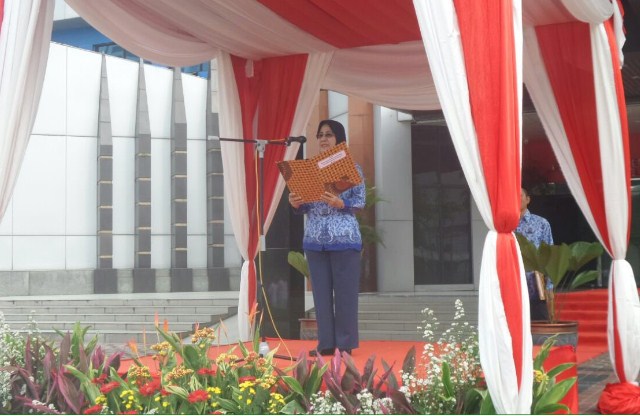 Yuni Poerwanti Pimpin Upacara Peringatan Hari Sumpah Pemuda di Kemenpora