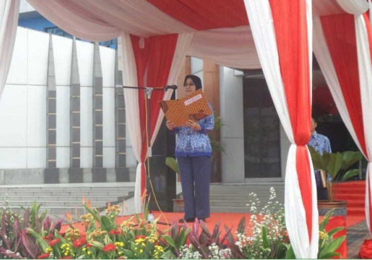 Yuni Poerwanti  Pimpin Upacara Peringatan Hari Sumpah Pemuda di Kemenpora