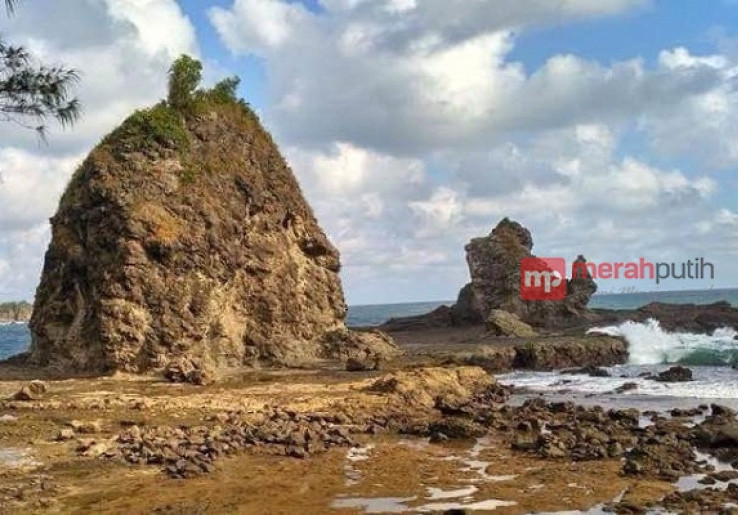 Pesona Pantai Watu Lumbung, Yogyakarta 